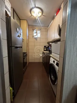 Uska kuhinja sa frižiderom, šporetom i ugrađenom mašinom za veš. - image 7