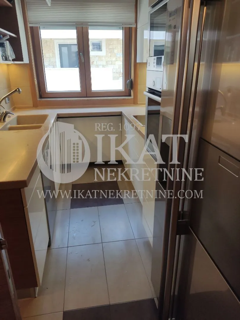 Izdavanje, kuća, 242m², Banovo Brdo, Beograd