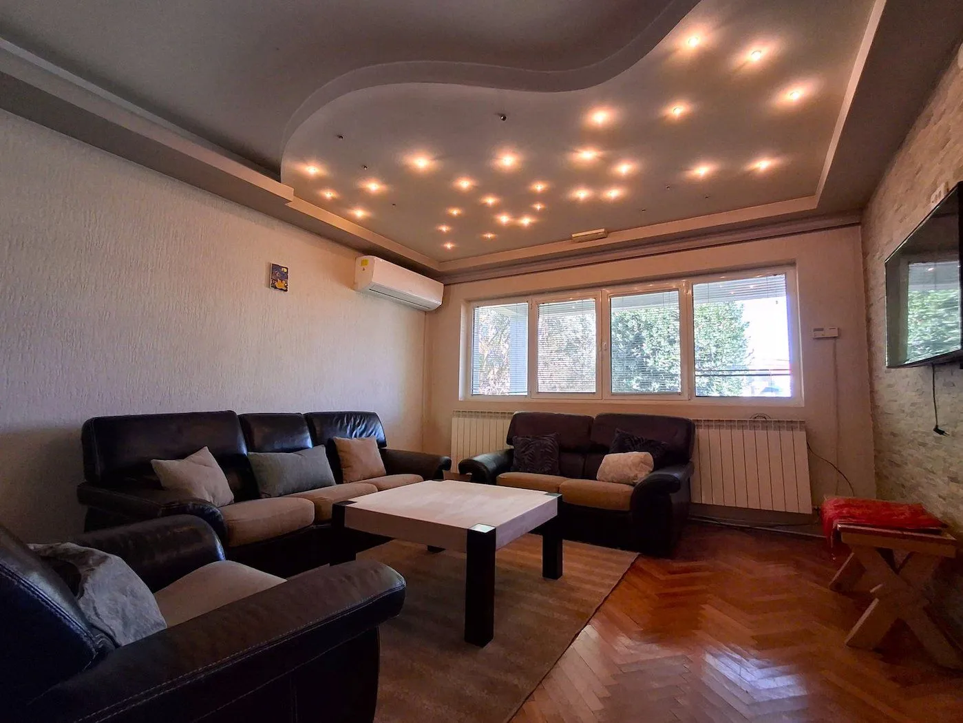 Izdavanje, kuća, 350m², Dahna, Podgorica