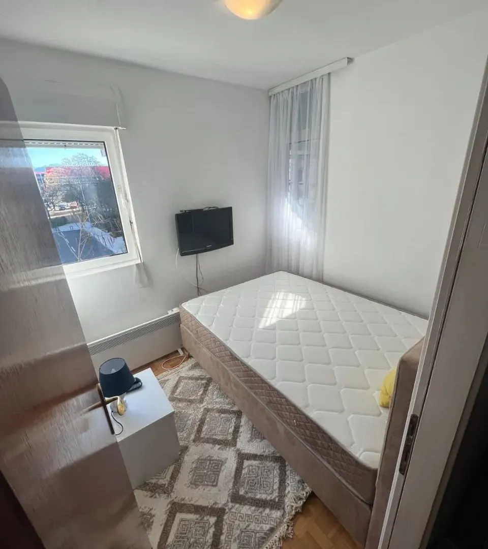 Izdavanje, jednosoban stan, 40m², Pobrežje, Podgorica