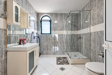 Moderne kupatilo sa tuš kabinom, umivaonikom i wc šoljom. - image 7
