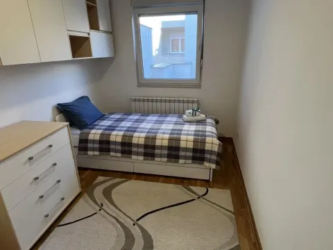 Manja spavaća soba sa krevetom, komodom i ormarićima. - image 6