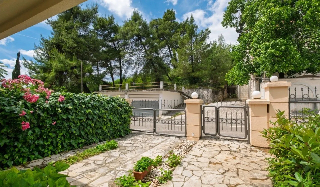 Rent, house, 280m², Gorica C, Podgorica
