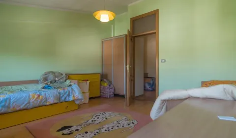 Dječja soba sa krevetom, ormarom, komodom i tepihom sa motivima pasa. - image 18