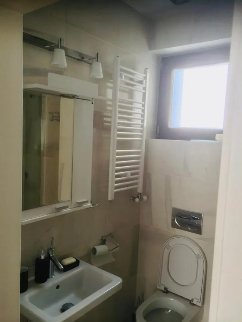 Kompaktno kupatilo sa umivaonikom, WC šoljom i prozorom.