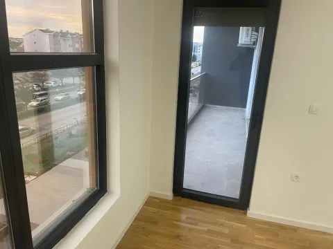 Izdavanje, dvosoban stan, 64m², Stari Aerodrom, Podgorica - image 6