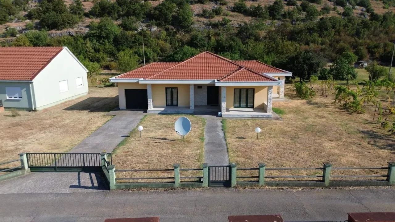 Sale, house, 200m², Rogami, Podgorica