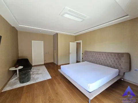 Prostrana spavaća soba sa velikim bračnim krevetom, foteljom i drvenim podom. - image 15