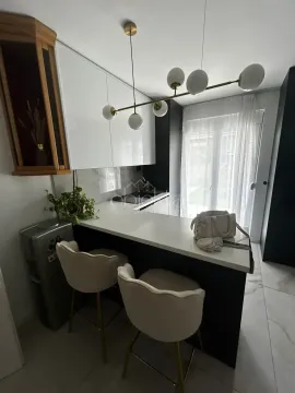 Moderna kuhinja sa šankom i barskim stolicama. - image 7