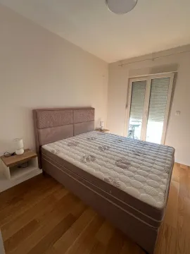 Spavaća soba sa bračnim krevetom i izlazom na terasu. - image 5