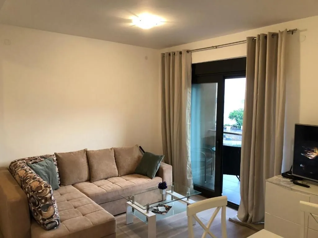 Izdavanje, jednosoban stan, 43m², Budva, Crna Gora