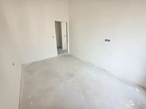 Prazna prostorija u novogradnji sa bijelim zidovima i betonskim podom. - image 14