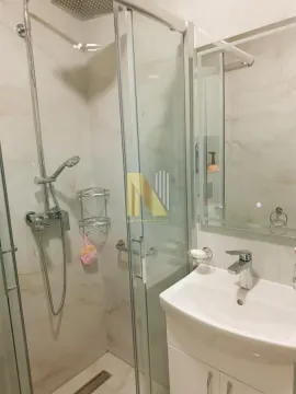 Moderno kupatilo sa tuš kabinom i umivaonikom. - image 6