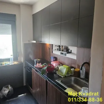 Manja kuhinja sa tamnim elementima i sudoperom. - image 2