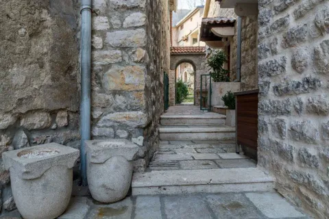 Uska kamena ulica sa stepenicama između tradicionalnih kamenih kuća. - image 9