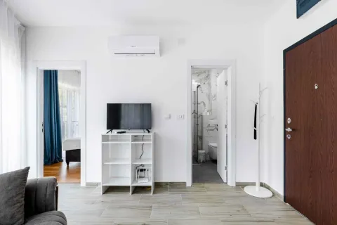Dnevni boravak sa TV komodom i klima uređajem. - image 6