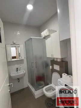 Kompaktno opremljeno kupatilo sa tuš kabinom, umivaonikom i toaletom. - image 5