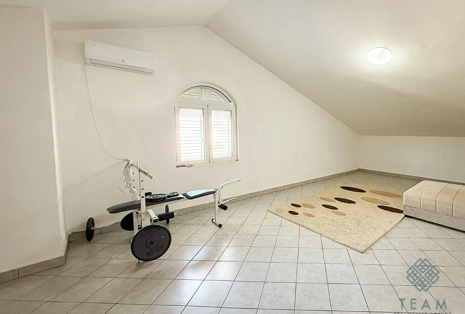 Rent, house, 400m², Zlatica, Podgorica