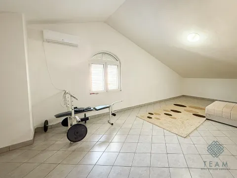Rent, house, 400m², Zlatica, Podgorica - image 16