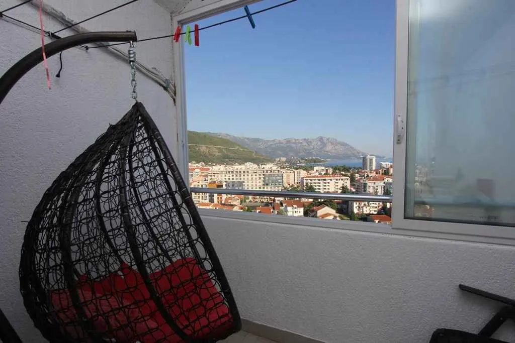 Pogled sa terase na grad sa visećom stolicom.