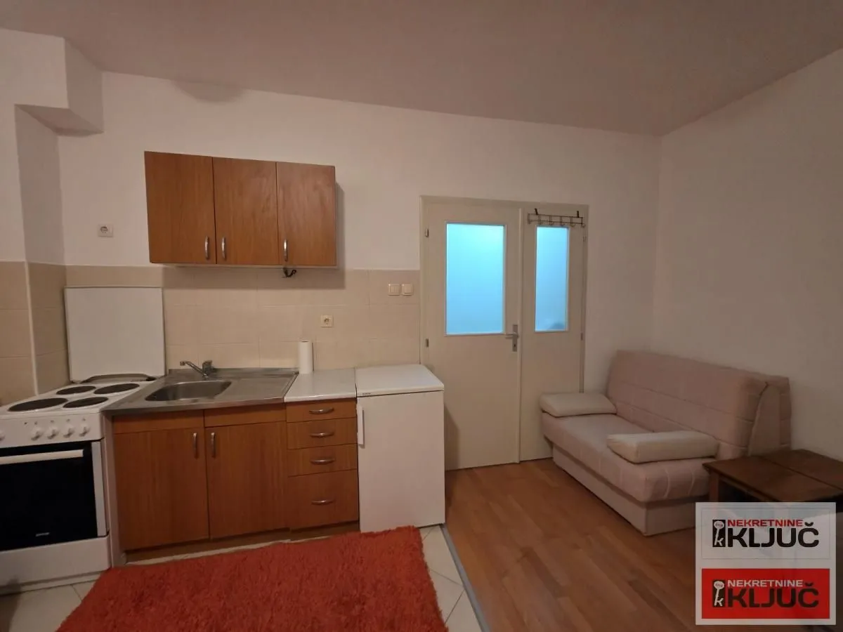 Izdavanje, garsonjera, 25m², Bulevar Oslobodjenja, Novi Sad Sve Podlokacije