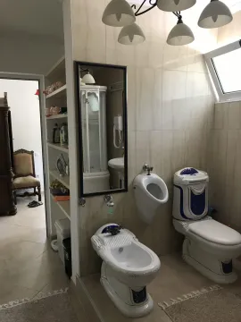 Kupatilo sa toaletom, bideom, pisoarom i policama za odlaganje. - image 8