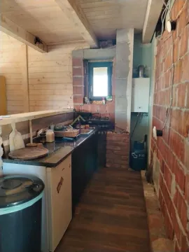Manja kuhinja u procesu renoviranja sa drvenim elementima. - image 9