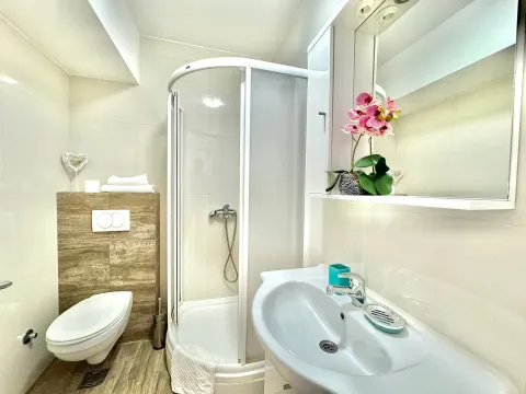 Izdavanje, dvosoban stan, 120m², Budva, Crna Gora - image 16