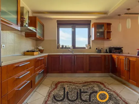 Izdavanje, kuća, 320m², Donja Gorica, Podgorica - image 32