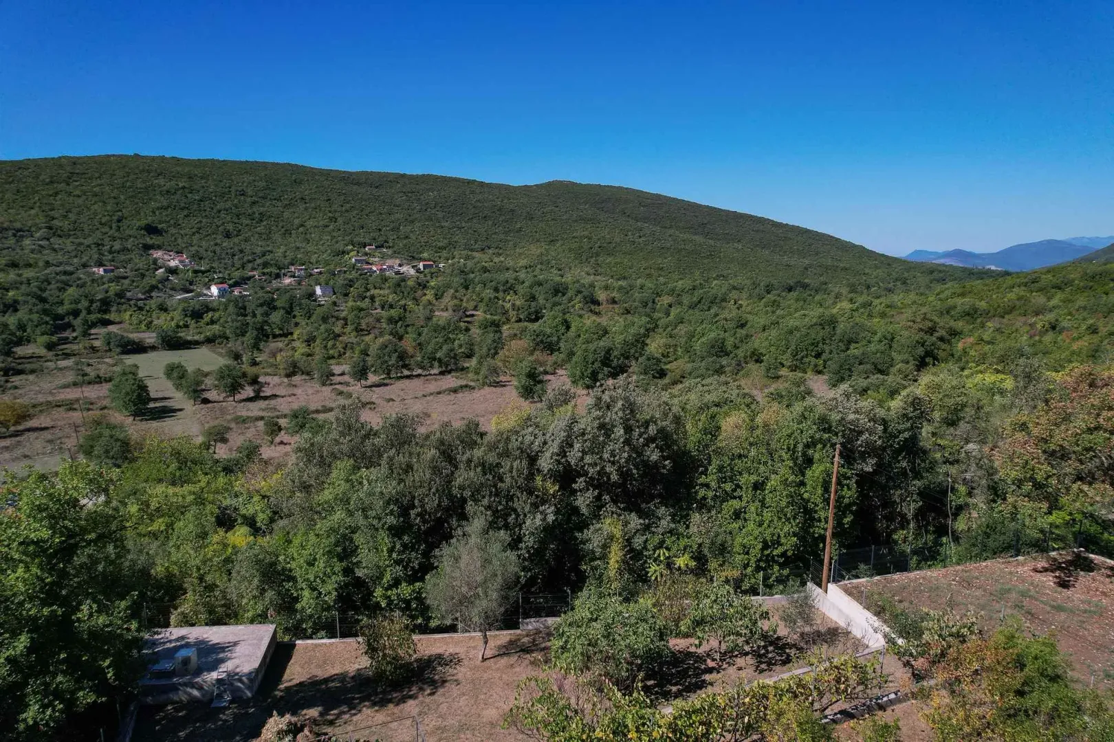 Pogled sa imanja na okolne zelene brežuljke i prirodu.
