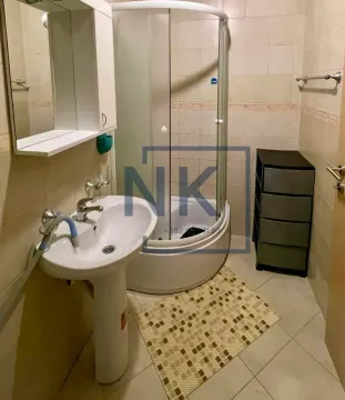 Kupatilo sa tuš kabinom, umivaonikom i ogledalom sa ormarićem. - image 5
