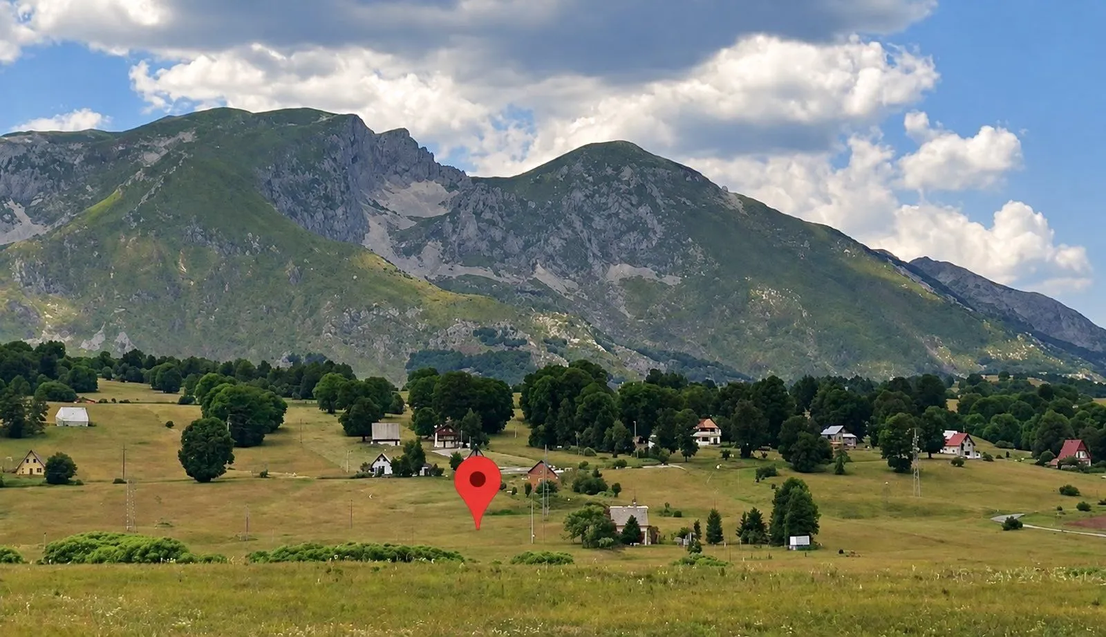 Pogled na planinski pejzaž sa označenom lokacijom u prirodi.