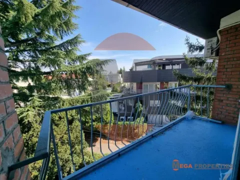 Balkon sa metalnom ogradom i pogledom na naselje i zelenilo. - image 12