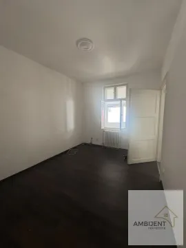Prazna soba sa tamnim podom, belim zidovima i prozorom. - image 4