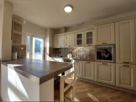 Izdavanje, trosoban stan, 130m², Dobrota, Kotor - image 5