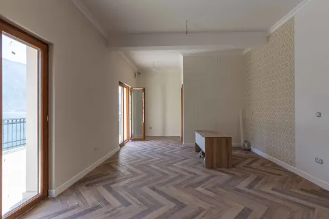 Prazna prostorija sa drvenim podom i izlazom na terasu. - image 40