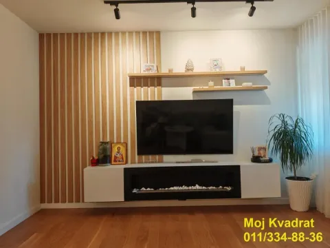 Dnevna soba sa TV policom i drvenim dekorativnim panelima na zidu. - image 2