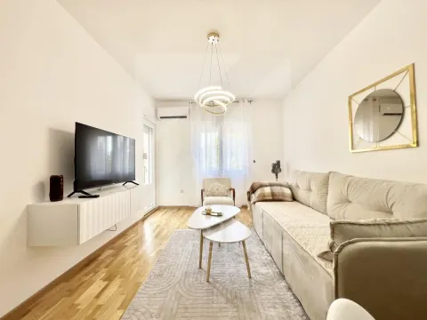 Dnevna soba sa garniturom, televizorom i modernim osvjetljenjem. - image 2