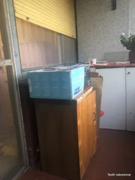 Manji zatvoreni balkon sa nameštajem i kutijama. - image 14