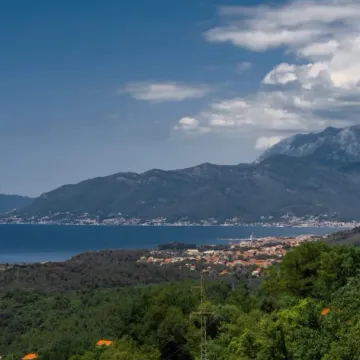 Pogled na zaliv i planine sa nekretnine. - image 13