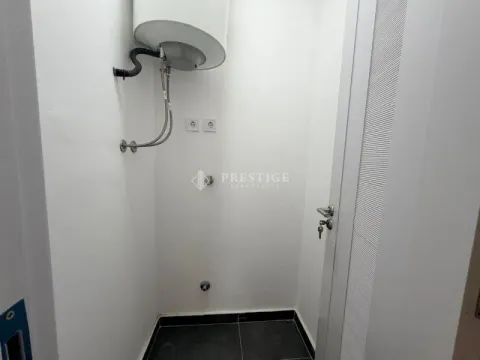 Manje kupatilo sa bojlerom i tamnim podnim pločicama. - image 11