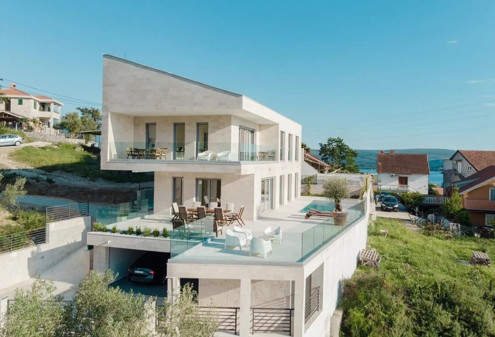 Izdavanje, četvorosoban stan, 273m², Marići, Tivat