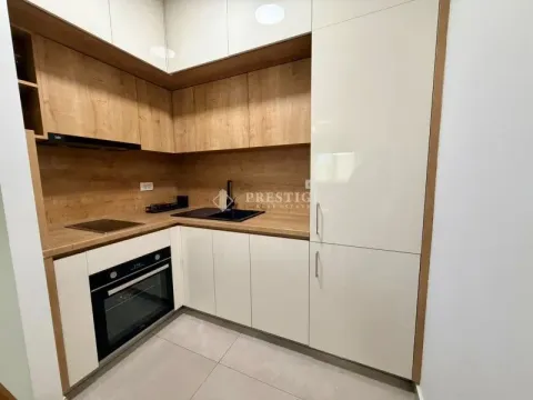 Moderna kuhinja sa svijetlim elementima i ugradnim uređajima. - image 6