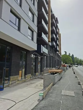 Pogled na spoljašnjost stambene zgrade i ulicu u izgradnji. - image 9