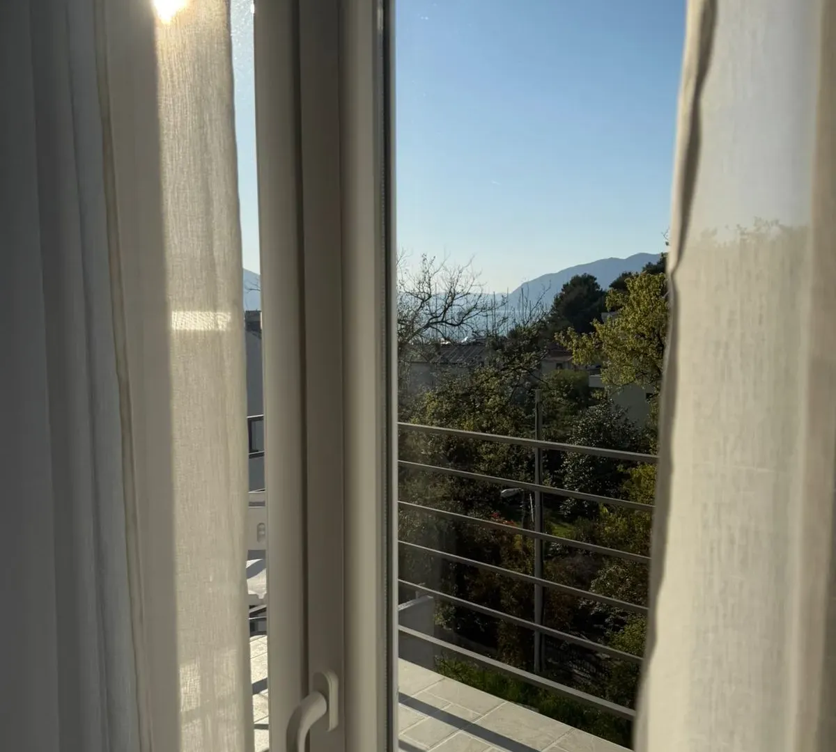 Izdavanje, dvosoban stan, 66m², Bonići, Tivat