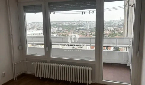 Pogled na grad sa prozora u sobi. - image 6