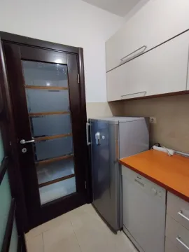 Dio kuhinje sa frižiderom, mašinom za suđe i visećim elementima. - image 9