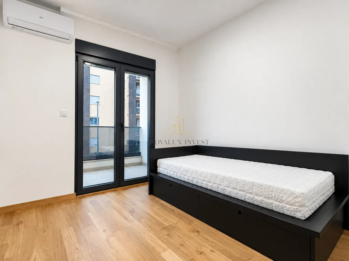 Smaller bedroom with a bed and access to the terrace.