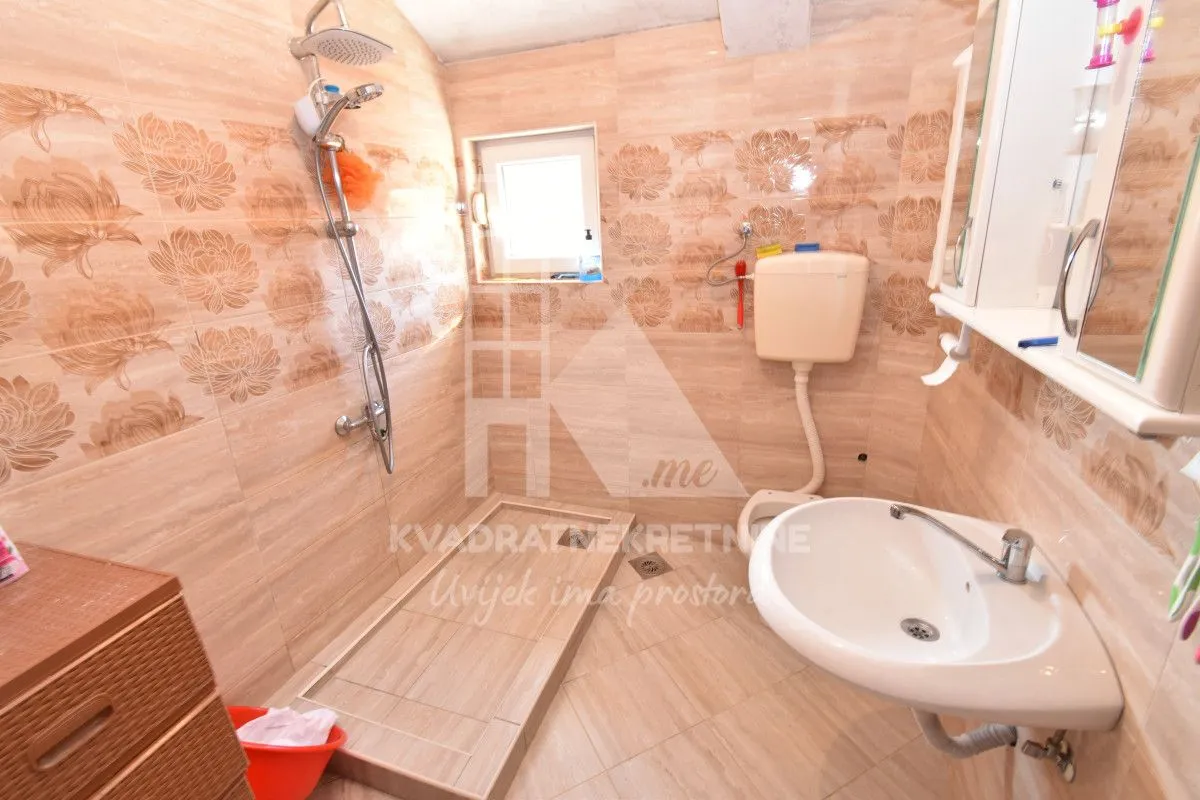 Prodaja, kuća, 500m², Tološi, Podgorica