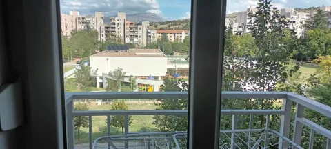 Pogled sa balkona na park i okolne zgrade. - image 9
